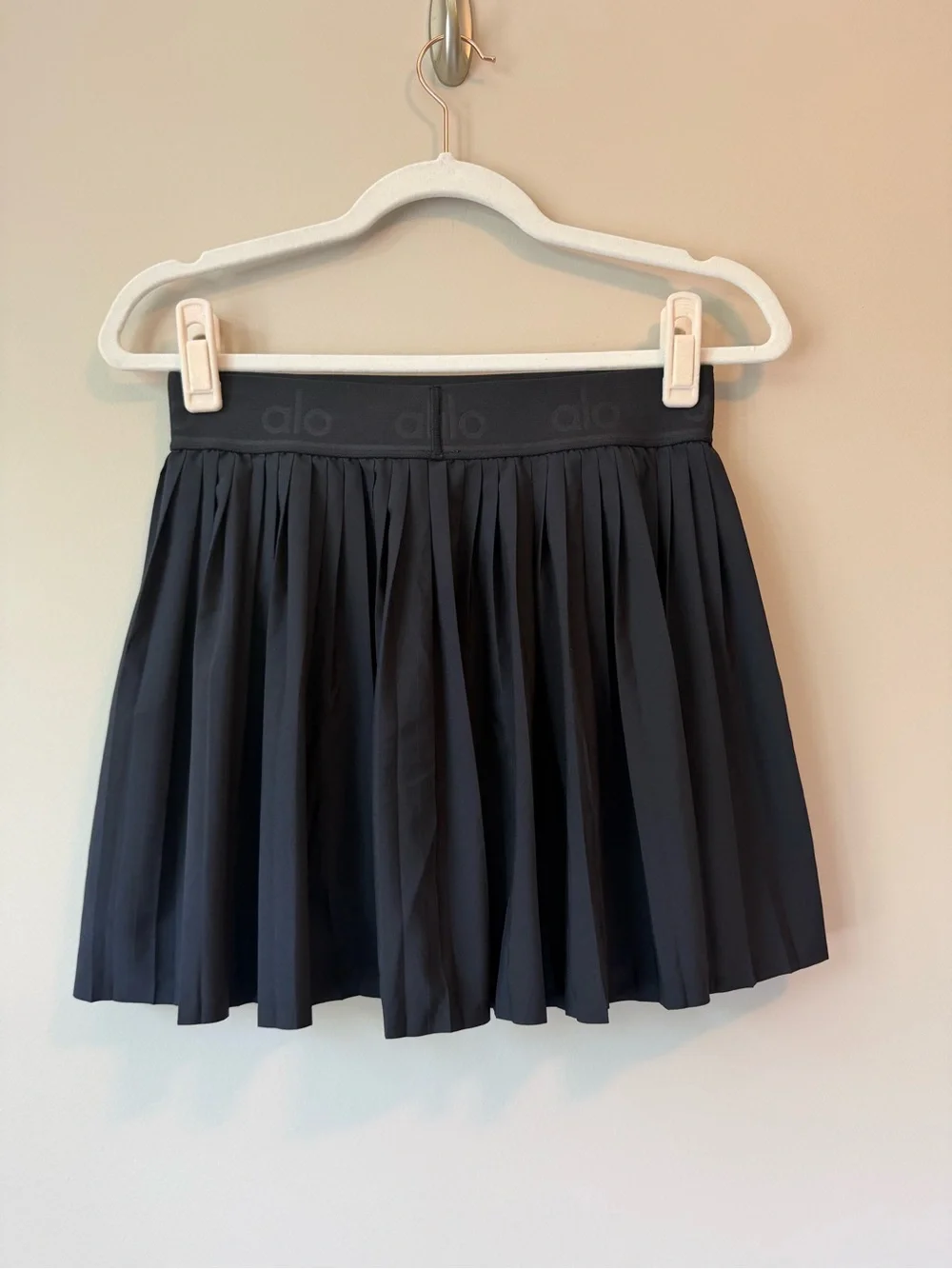 Alo Yoga Aces Tennis Skirt Black Size M Wrap Style Logo Waistband Built-In Short - Picture 4 of 4